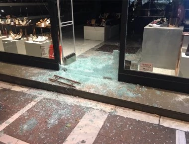 Επεισόδια σε πορεία για τον ληστή του κοσμηματοπωλείου: Βανδαλισμοί σε καταστήματα - Έσπασαν βιτρίνες